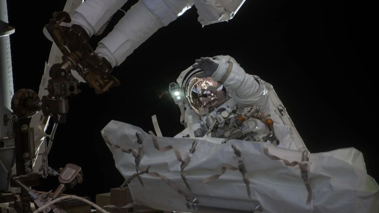 Watch 2 NASA astronauts fix ISS' huge robotic arm during June 30 spacewalk