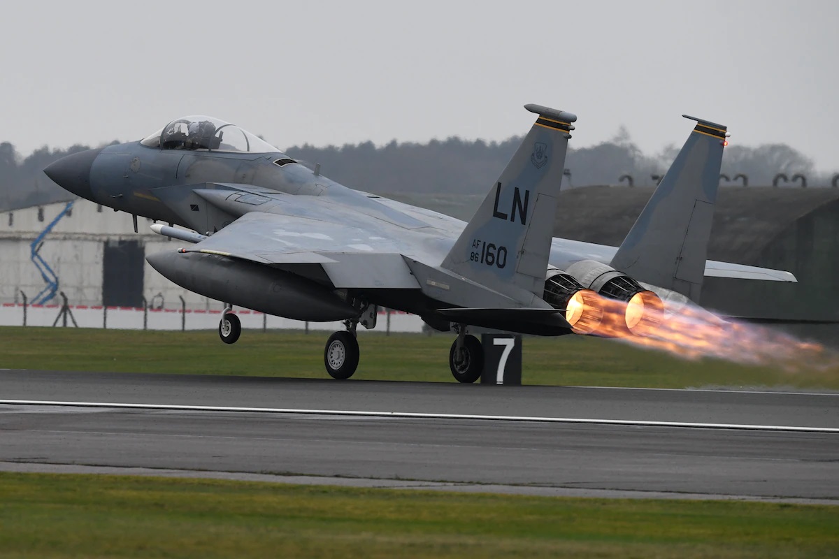 Un F-15C Eagle affecté au 493e Escadron de chasse décolle pour soutenir un exercice à la Royal Air Force Lakenheath, Angleterre, le 30 janvier 2020.