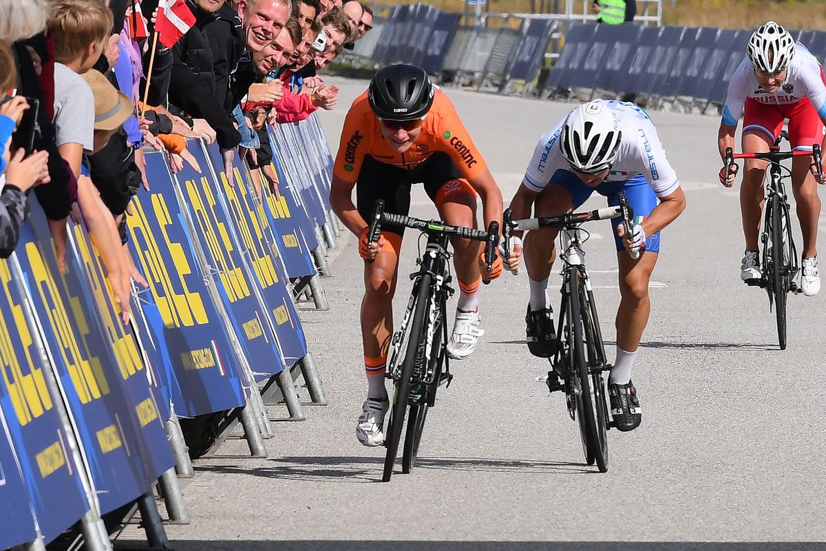 Marianne Vos and Giorgia Bronzini sprint for the title