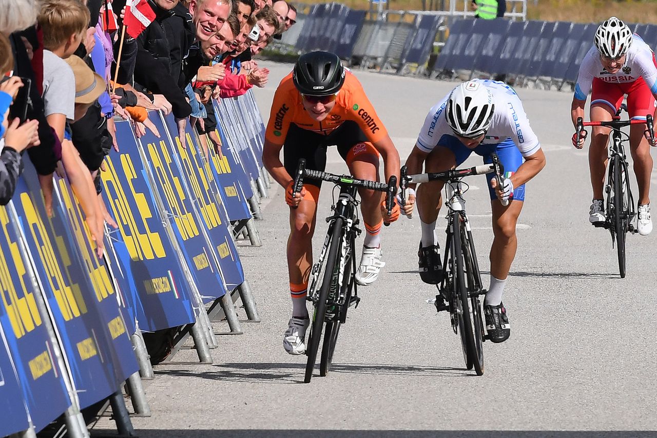 Marianne Vos and Giorgia Bronzini sprint for the title