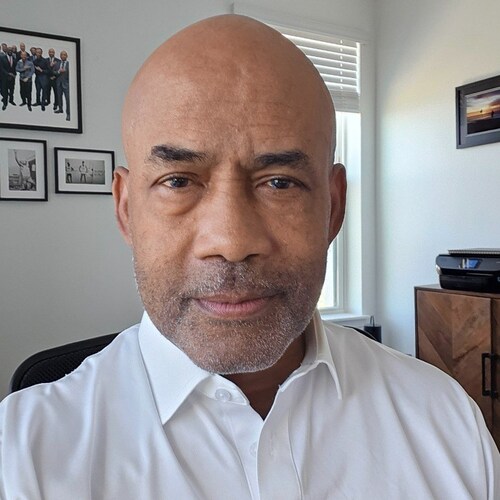 Headshot of Robert Davis.