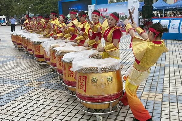 Performers make some noise, and plenty of it, during the post-stage festivities in Haikou.