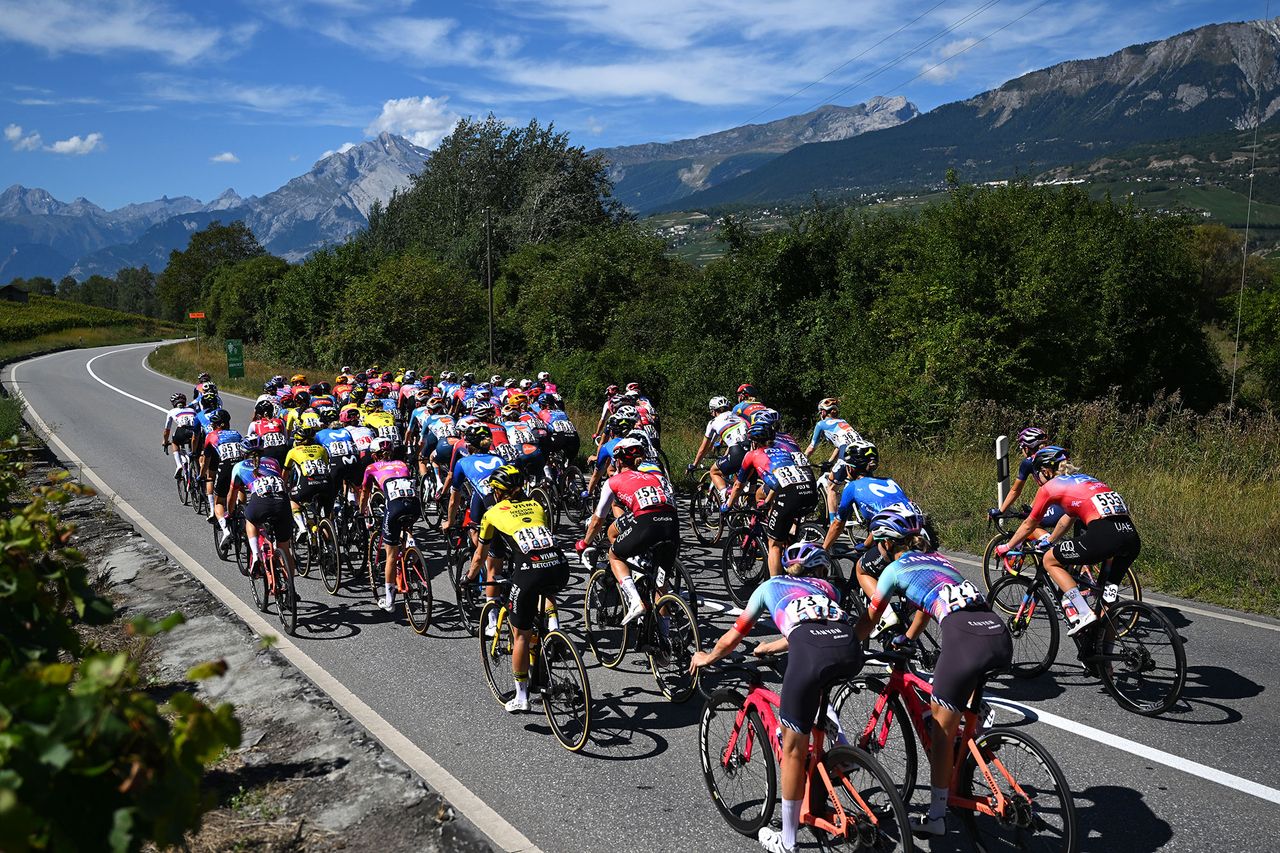 The peloton on stage 2 of the Tour de Romandie
