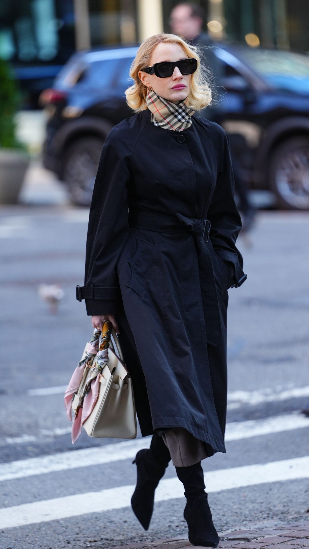 jessica chastain in burberry trench e stivali