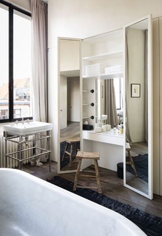 Room with dressing table
