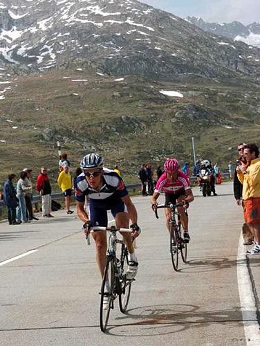 Jorg Jaksche (Wurth) hammers to the top