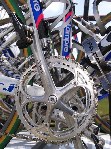 The spare bike is also equipped with an alloy Record crank instead of the new carbon iteration.