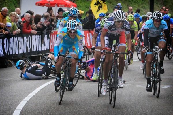 Enrico Gasparotto (Team Astana), Jelle Vanendert (Team Lotto Belisol) and Peter Sagan (Team Liquigas) avoid the Cunego crash