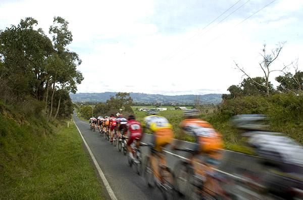 The peloton speed towards Trafalgar as they chase a leading four still a minute up the road.