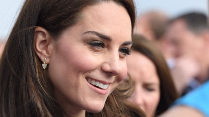 Kate Middleton earrings, Catherine, Duchess of Cambridge meets Heads Together runners in the Blue Start area as they prepare for the 2017 Virgin Money London Marathon on April 23, 2017 in London, England