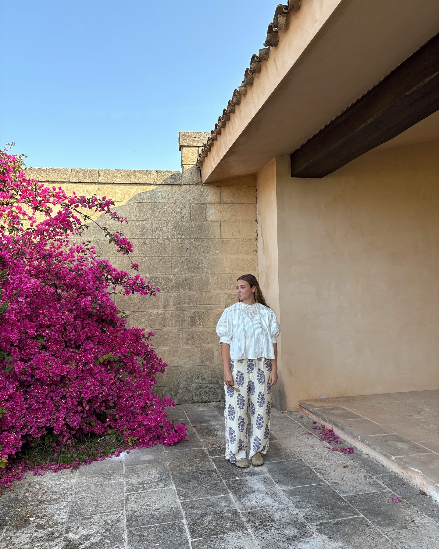 An image of @oliviamarcus wearing a summer holiday outfit.