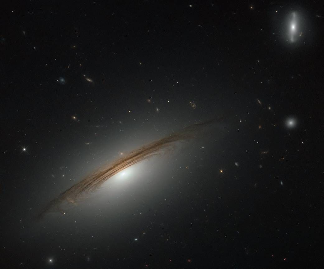 Hubble Telescope Snaps Photo of Massive (and Weird) Hybrid Galaxy