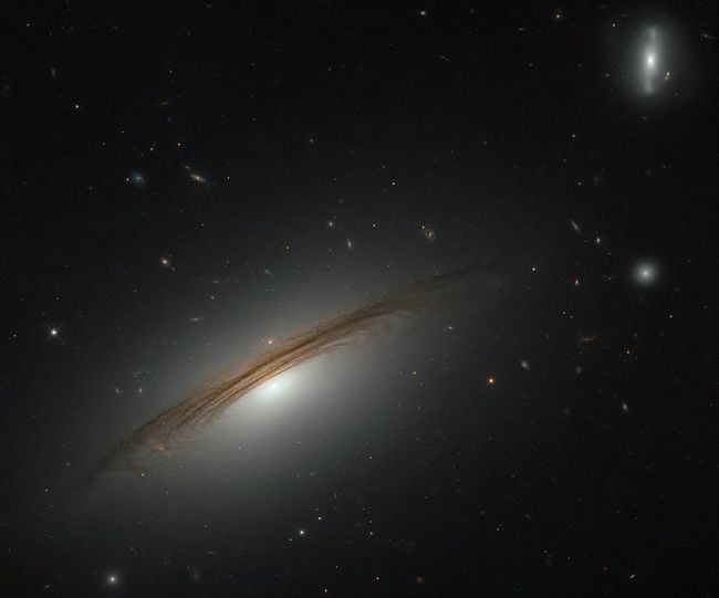 Hubble Telescope Snaps Photo of Massive (and Weird) Hybrid Galaxy Space
