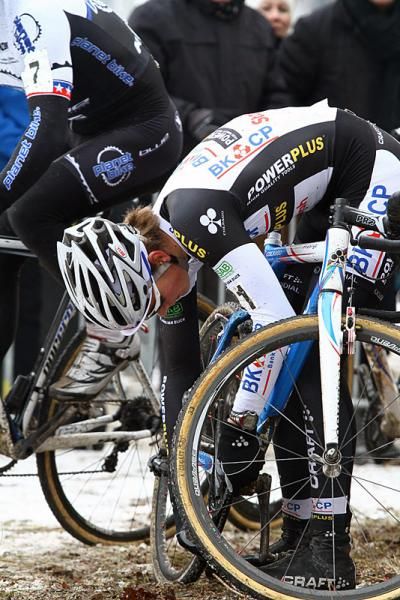 David Van Der Poel (BKCP-Powerplus) fixes a dropped chain.
