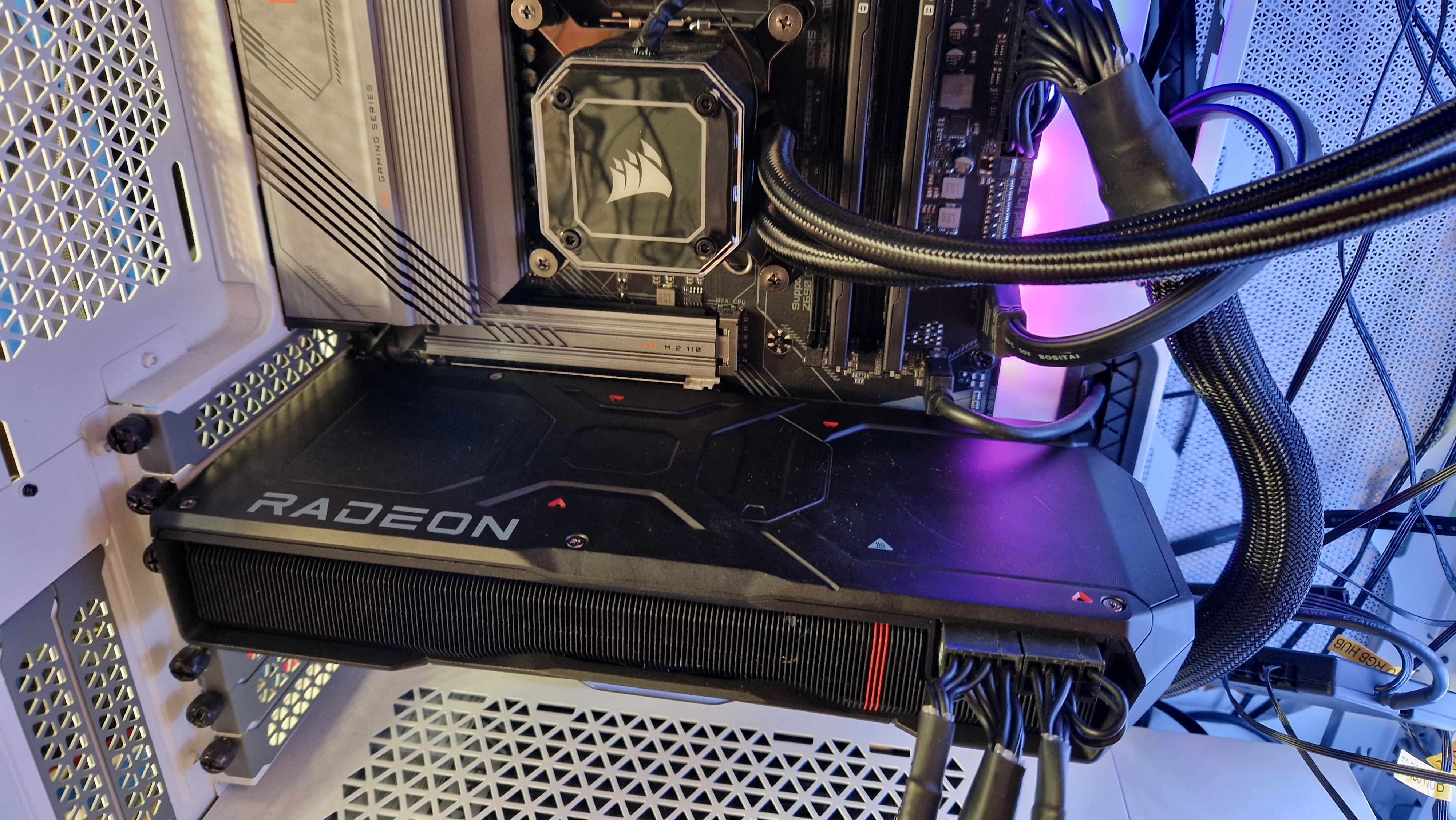 AMD Radeon RX 7900 XTX à l'intérieur du PC de test GamesRadar