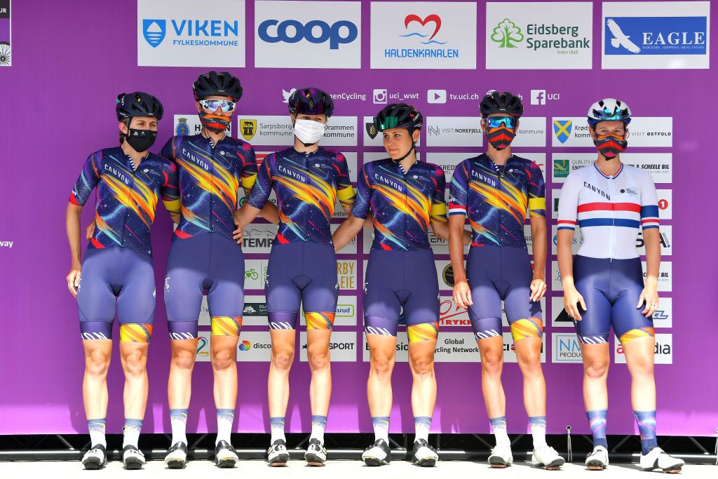 SARPSBORG NORWAY AUGUST 12 Alexis Ryan of United States Alice Barnes of United Kingdom Hannah Barnes of United Kingdom Elise Habbey of Switzerland Ella Harris of New Zealand Mikayla Harvey of New Zealand and Team CanyonSRAM Racing prior to the 7th Ladies Tour Of Norway 2021 Stage 1 a 1415km stage from Halden to Sarpsborg LTourOfNorway LTON21 UCIWWT on August 12 2021 in Sarpsborg Norway Photo by Luc ClaessenGetty Images