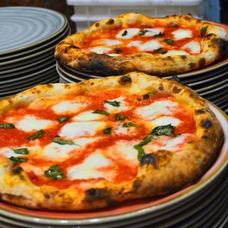 Best Pizza in Milan: Margherita from i Capatosta
