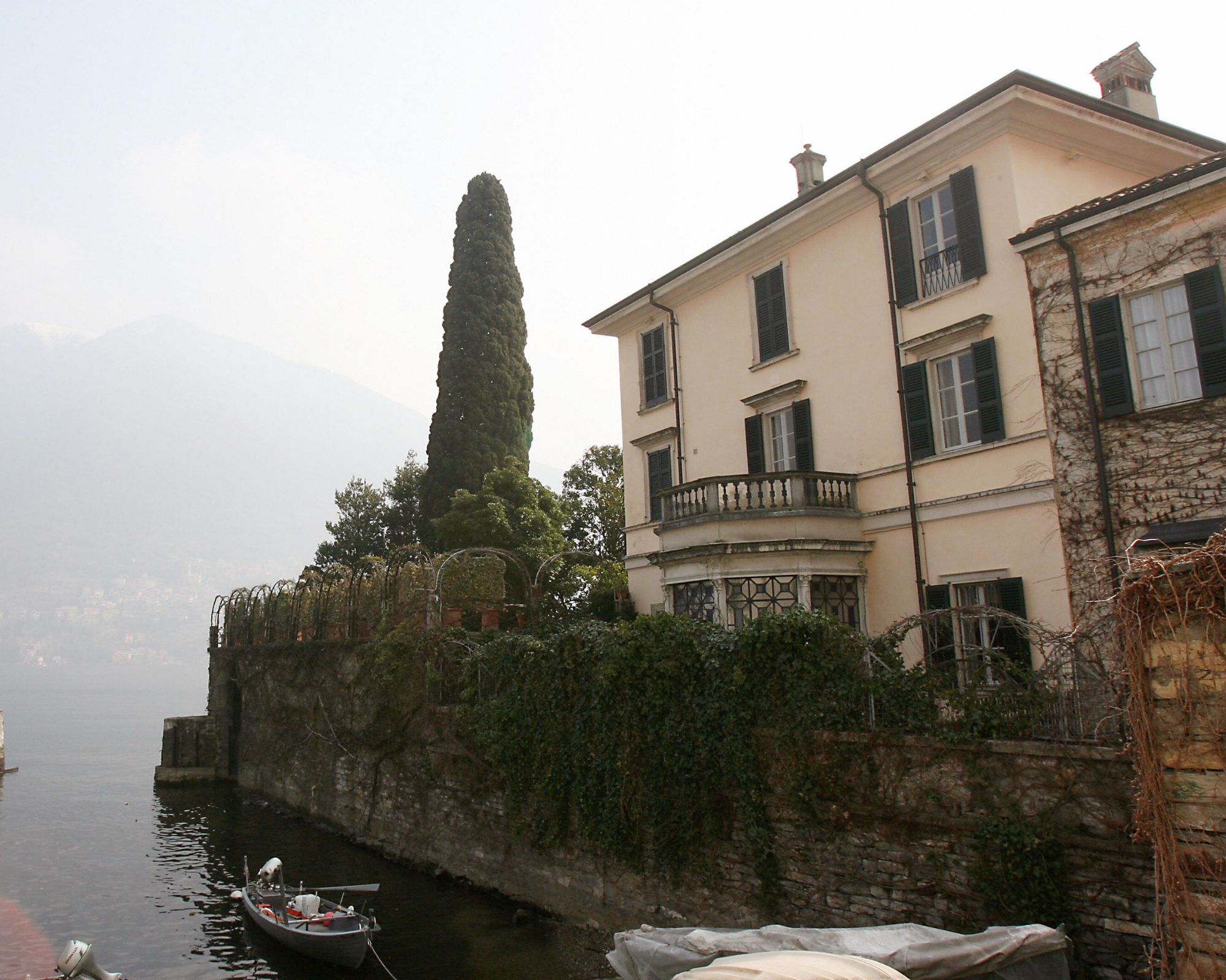george clooney's lake cuomo house