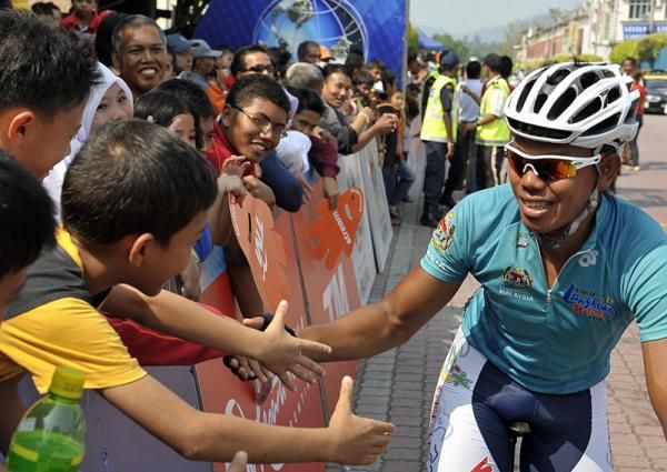 Anuar Manan (Geumsan Ginseng Asia) greets his fans prior to the start of stage 7.