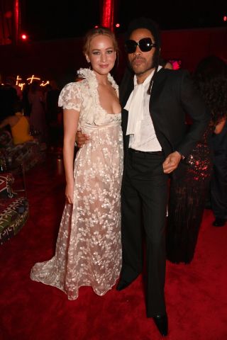 BEVERLY HILLS, CALIFORNIA - MARCH 10: EXCLUSIVE ACCESS, SPECIAL RATES APPLY. (L-R) Jennifer Lawrence and Lenny Kravitz attend the 2024 Vanity Fair Oscar Party Hosted By Radhika Jones at Wallis Annenberg Center for the Performing Arts on March 10, 2024 in Beverly Hills, California.