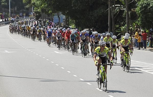 ISD-Neri riders Pierpaolo de Negri, Ruslan Pydorgony and Batosz Huzarski lead the peleton at Gombak.
