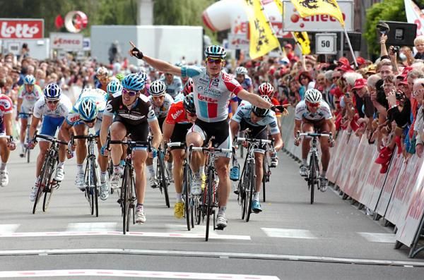 Andre Greipel (Omega Pharma-Lotto) outsprinted Tyler Farrar (Garmin-Cervelo) and Edvald Boasson Hagen (Sky) to win stage 2 in Ardooie.