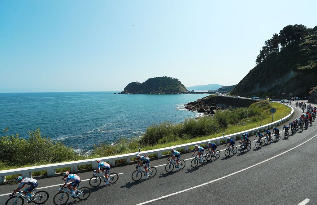 SAN SEBASTIAN SPAIN AUGUST 10 A general view of the peloton competing during the 44th Donostia San Sebastian Klasikoa 2024 a 236km one day race from San Sebastian to San Sebastian UCIWT on August 10 2024 in San Sebastian Spain Photo by Gonzalo Arroyo MorenoGetty Images