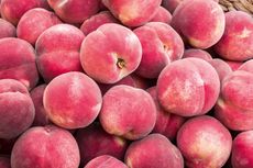 Freshly-picked, ripe white flash peaches.