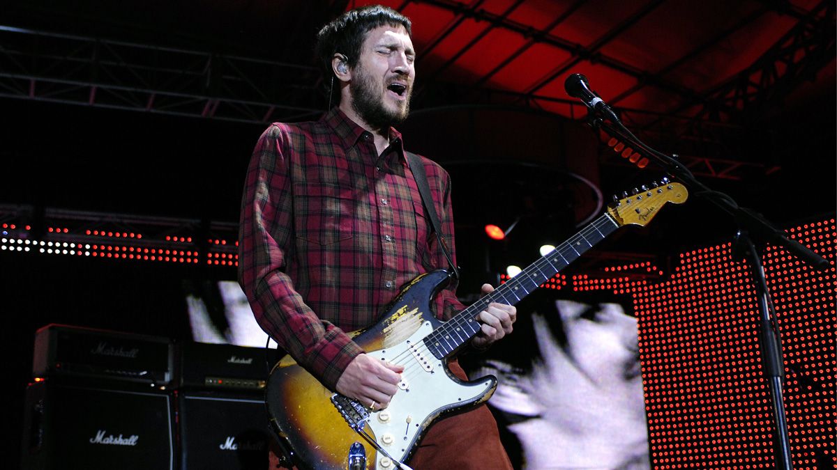 John Frusciante jams with Dave Navarro in first show with the Red Hot