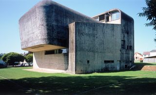 North side of the Church of Sainte-Bernadette du Banlay in Nevers, by Claude Parent with Paul Virilio, Odette Ducarre, Morice Lipsi and Michel Carrade (1963-1966). © Dominique Delaunay.