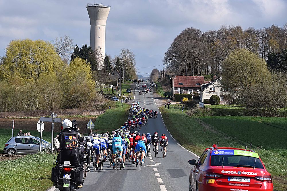 Field is splitting at the start of Paris-Roubaix