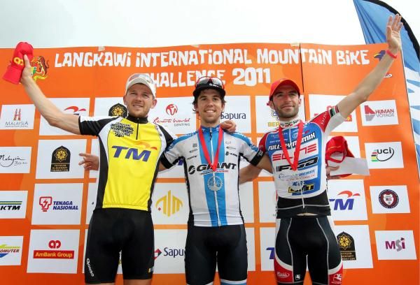Lachlan Norris (centre) celebrates his Stage 3 win, flanked by runner-up Johnny Cattaneo (right) and Karl Platt who finished third on Day 3 of LIMBC 2011.