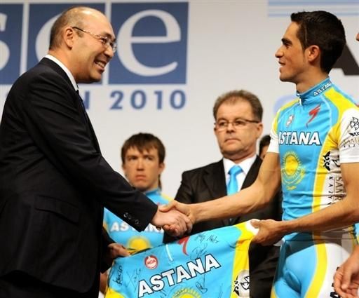 The president of the Kazakh Cycle Racing Federation, Kairat Kelimbetov (L), shakes hands with Astana team leader Alberto Contador of Spain during the official presentation of the Astana cycling team in Vienna