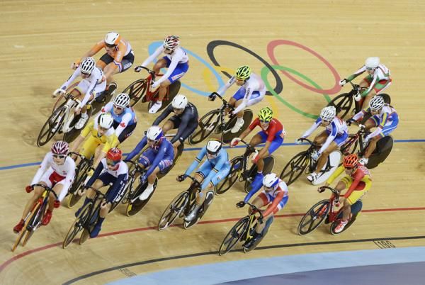 Action in the women's omnium scratch race