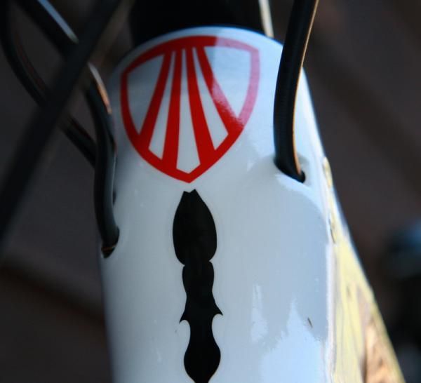 Internal cable entry point on head tube.