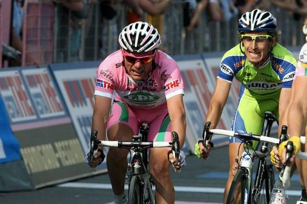 Danilo Di Luca (LPR Brakes-Farnese Vini) finishes ahead of Franco Pellizotti (Liquigas).
