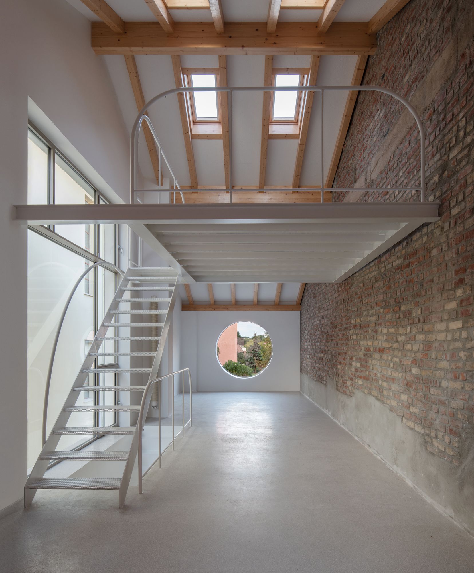 Open space all'interno della cucina Blue Bird di Atelier Tropicana