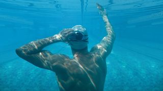SONR Musikgerät, das von einem Schwimmer unter Wasser am Hinterkopf getragen wird