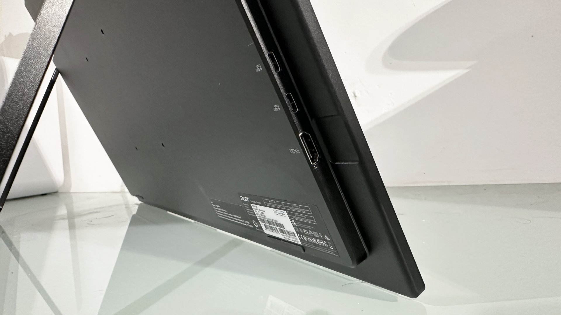 Monitor portátil Acer PD243Y E en la oficina de casa durante nuestra prueba