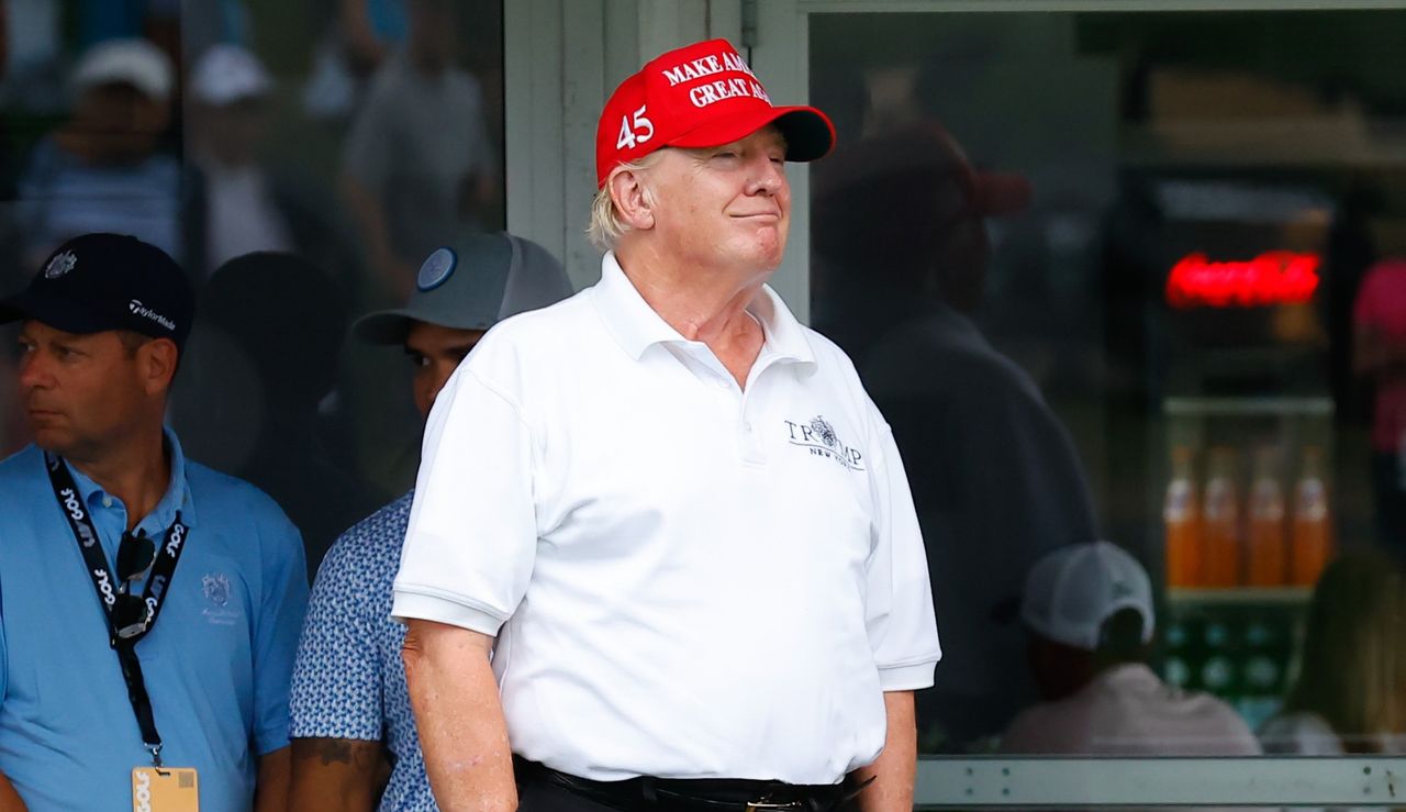 Trump watches the golf LIV