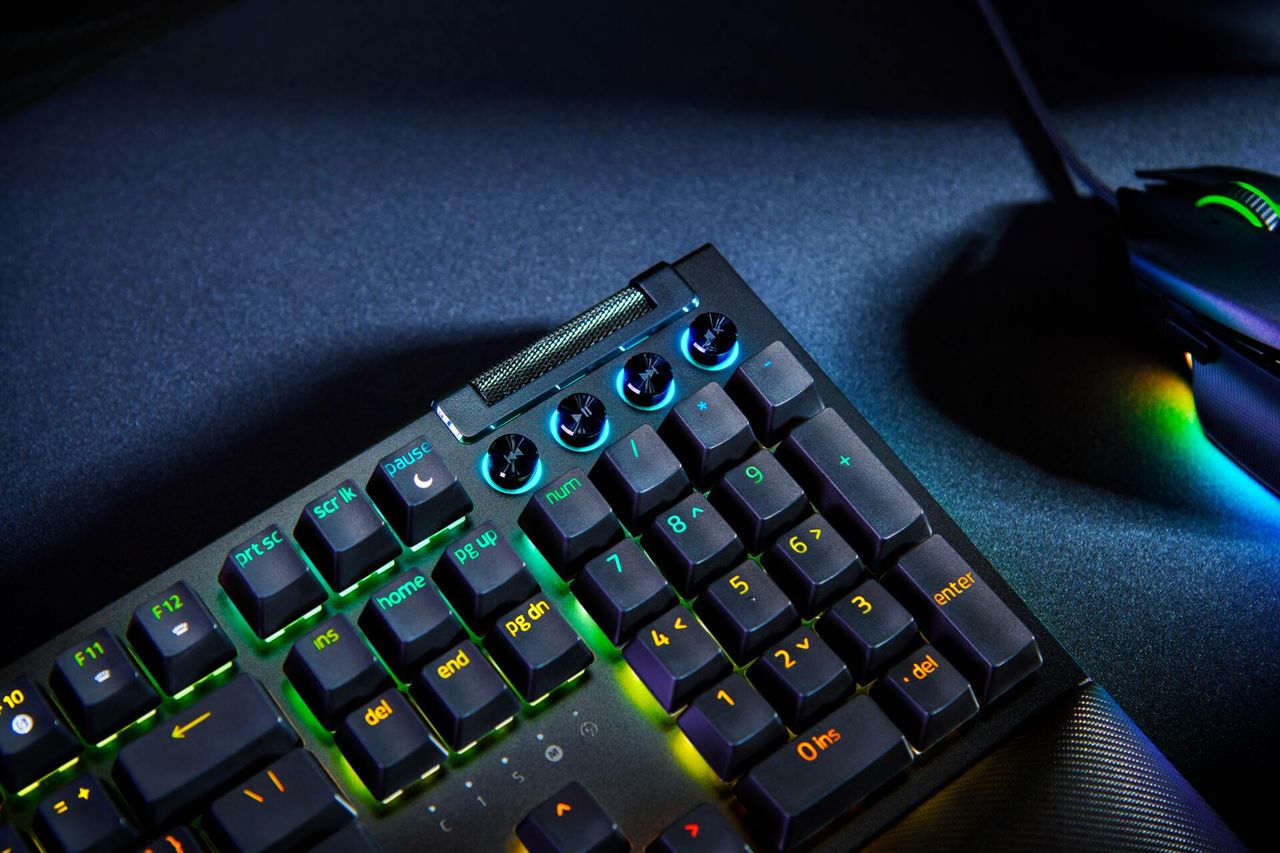 Razer Blackwidow V4 knobs and multi media keys