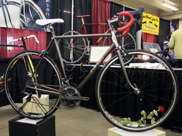 Fort Collins, Colorado builder Renold Yip blends traditional level top tube styling with a high-tech Di2 group.