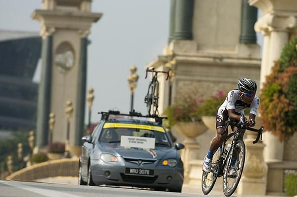 Mohd Shahrui Mat Amin (Terengganu Cycling) from Malaysia on a bridge in Putrajaya