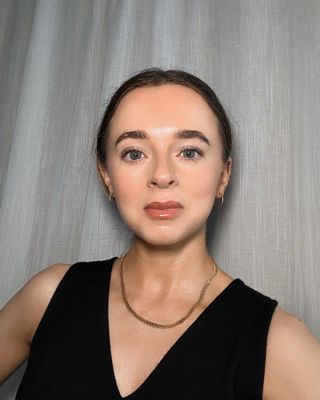 An image of Who What Wear UK's contributing beauty editor, Grace Day, testing the best primers for oily skin under makeup.