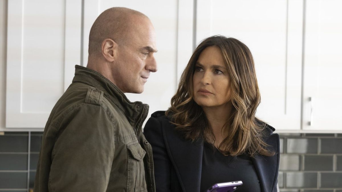 Warum ja, Christopher Meloni erinnert sich an den Fanfavoriten Law & Order: Shirtless SVU mit Mariska Hargitay