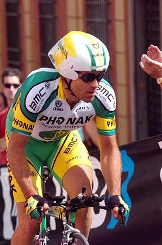 Santi Botero (Phonak) looks ahead
