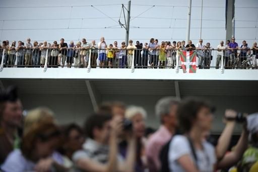 Crowds watched the presentation from the Erasmus bridge