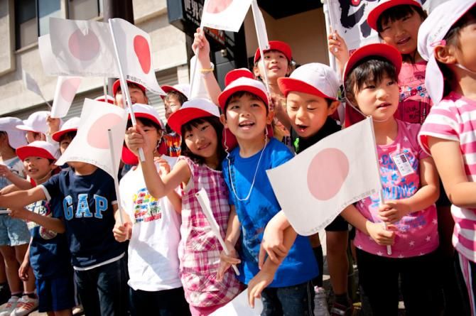 Local children came to side of the race circuit at Iida city