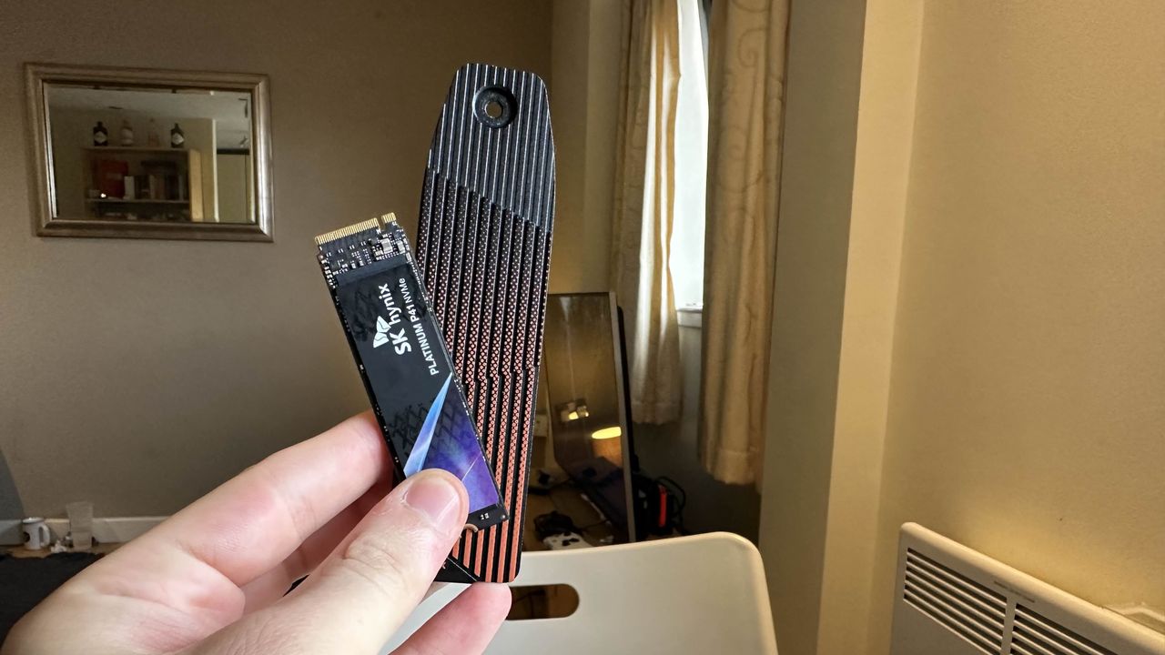 SK Hynix Platinum P41 &amp; Haechi heatsink being held together