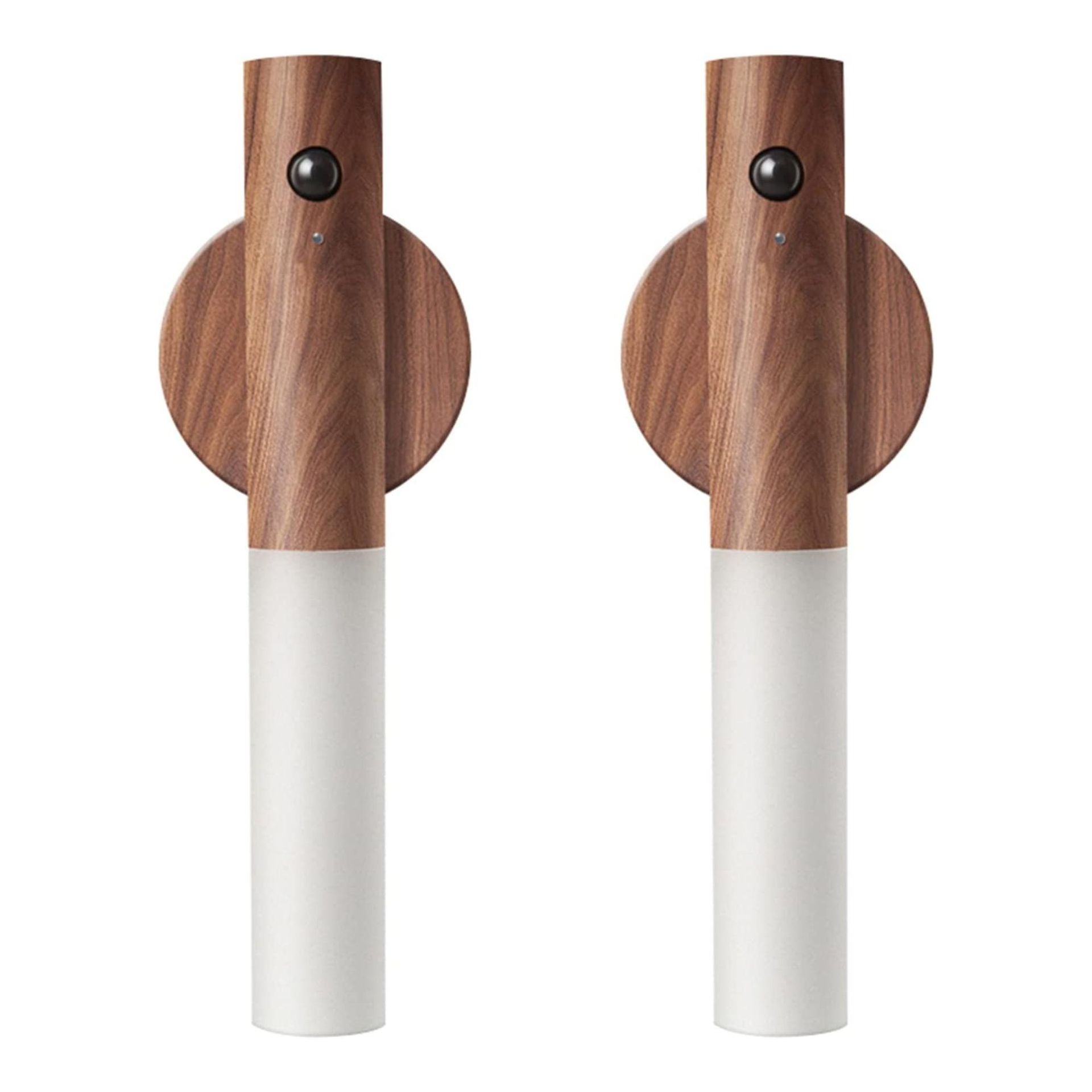 Dua lampu dinding ramping dengan alas kayu